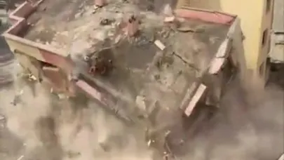 İş makinesinin dokunuşuyla 4 katlı bina yerle bir oldu