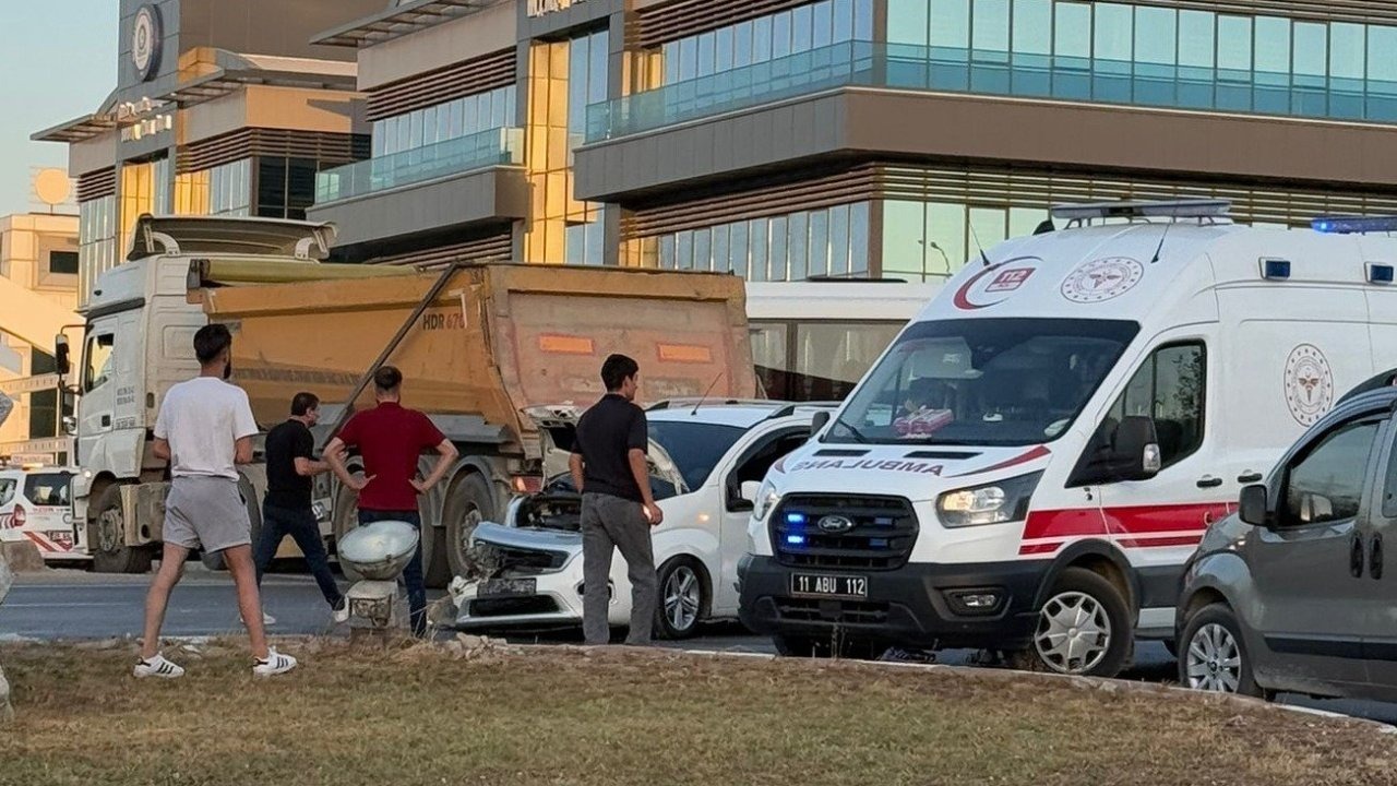 Bilecik’te iki aracın karıştığı trafik kazasında 3 kişi yaralandı