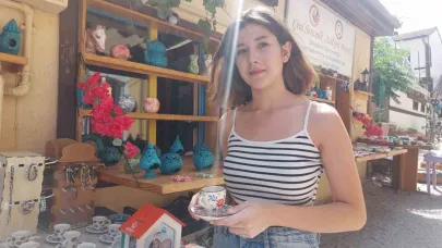 Çini atölyesinde sanatla şekillenen ürünler