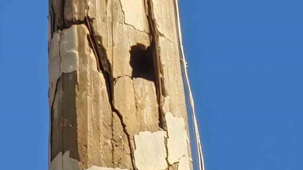 Kurtalan Ulu Cami minaresinde tehlike arz eden çatlaklar oluştu
