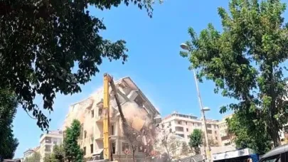 Avcılar’da kentsel dönüşüm nedeniyle yıkılan bina çöktü