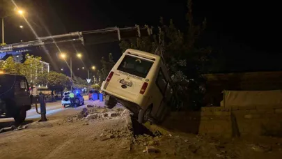Iğdır’da kaza yapan yolcu minibüsü bahçe duvarında asılı kaldı