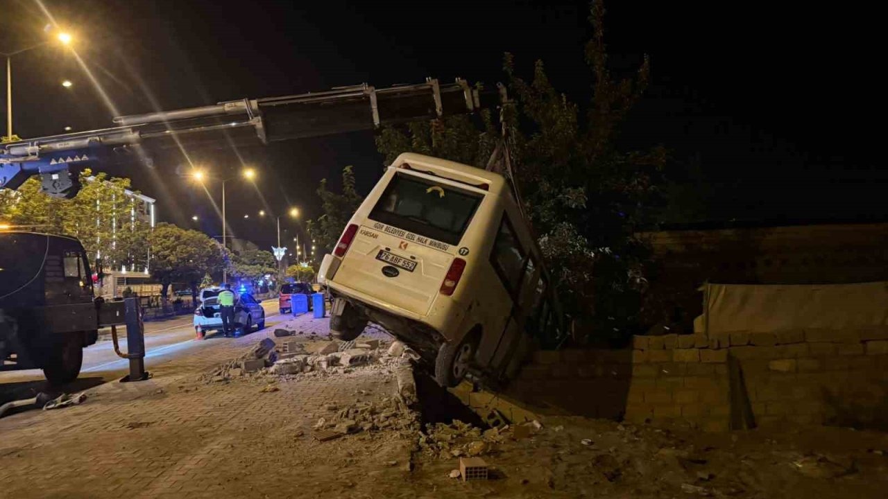Iğdır’da kaza yapan yolcu minibüsü bahçe duvarında asılı kaldı