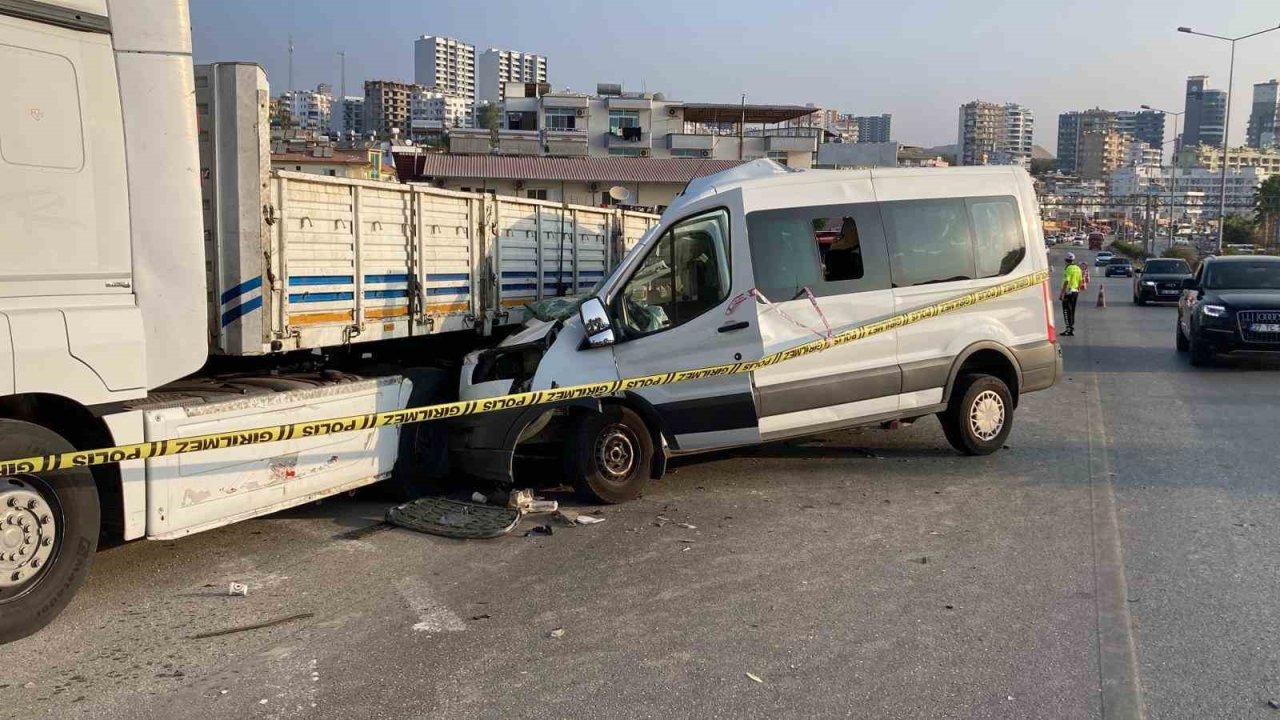 Öğrencileri Mersin’e tatile getiren minibüs kaza yaptı: 2 ölü, 10 yaralı