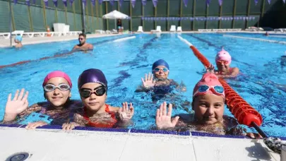 Minik yüzücülerin sertifika heyecanı
