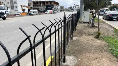 İskenderun’da ölümcül kazalara karşı orta refüje demir korkuluk