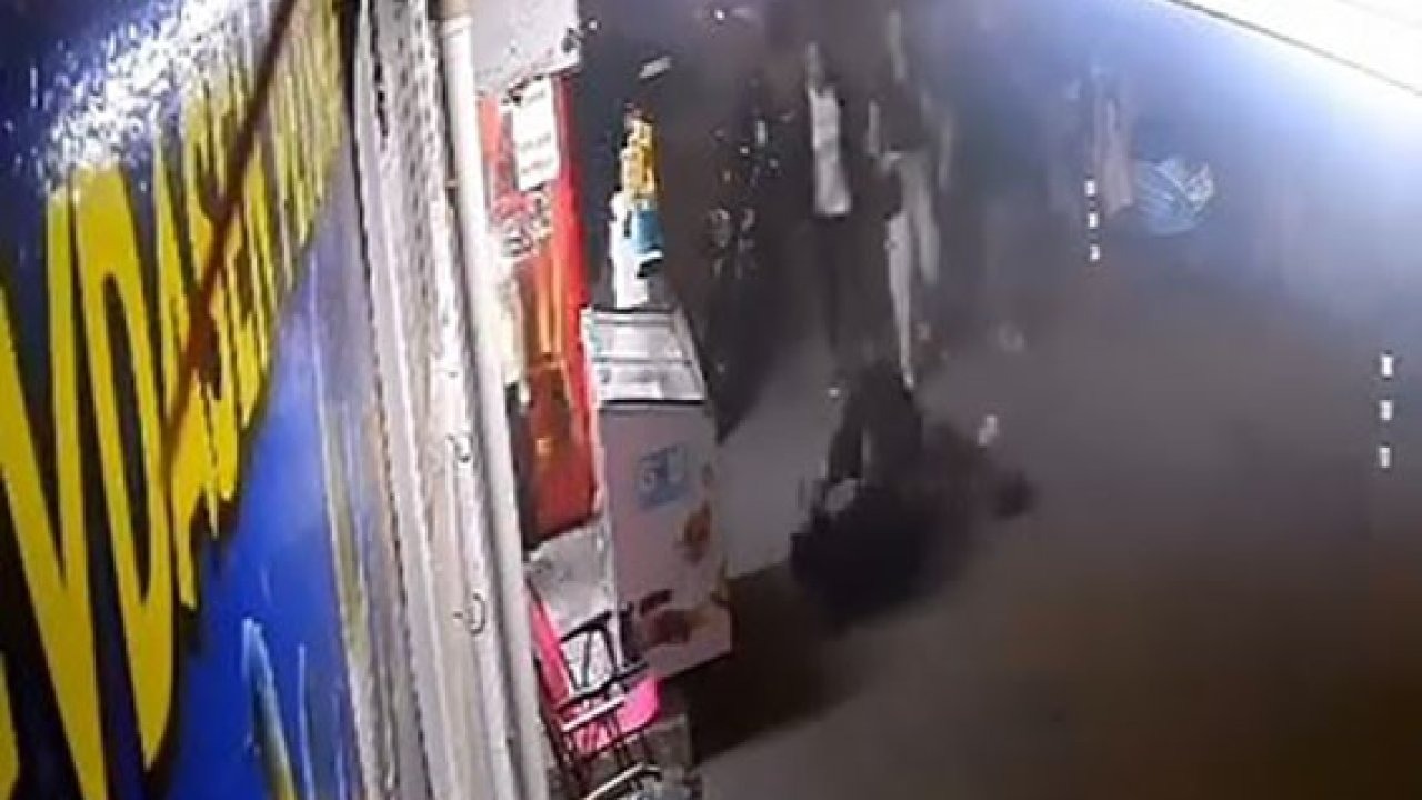 Adamların kavgasına kadın da tekme ile karıştı