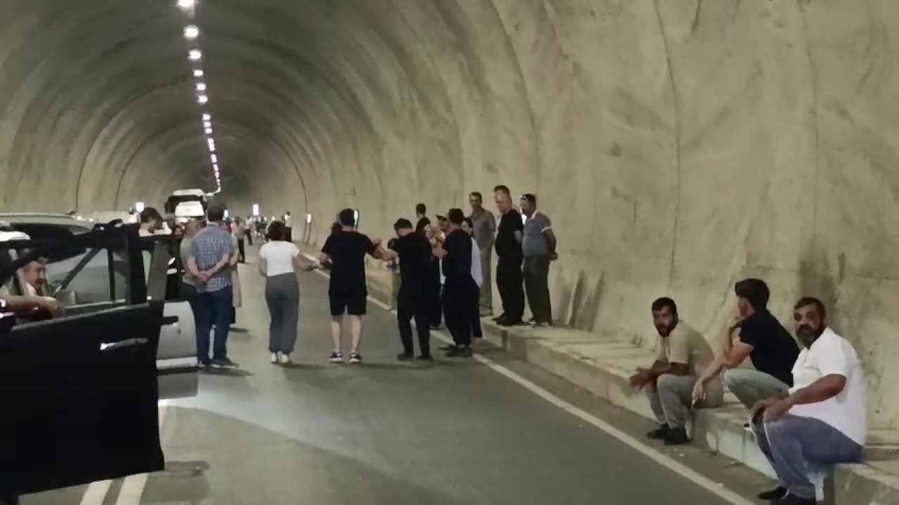 Uluslararası yol saatlerce kapandı: Vatandaşlar tepkili