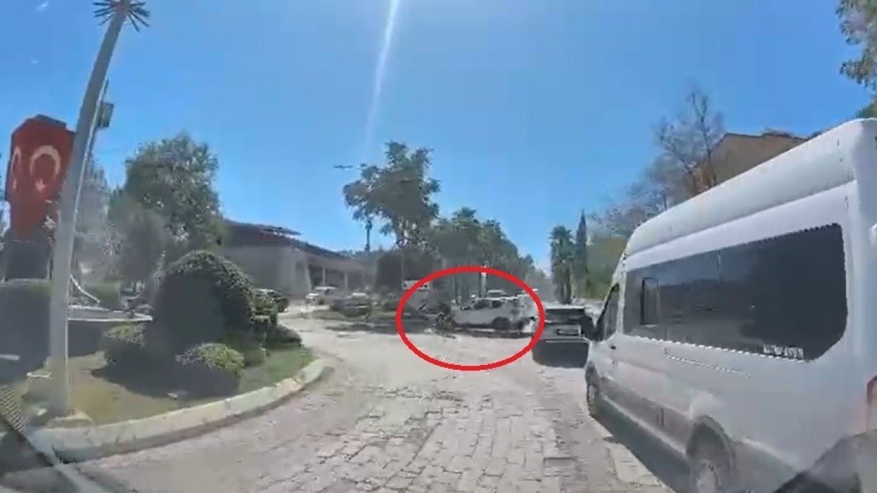 Motosikletin, dönüş yapan otomobille çarpıştığı kaza kamerada