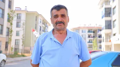 İki oğlunu kaybeden depremzede baba: "Devletimiz evlerimizi yaptı"