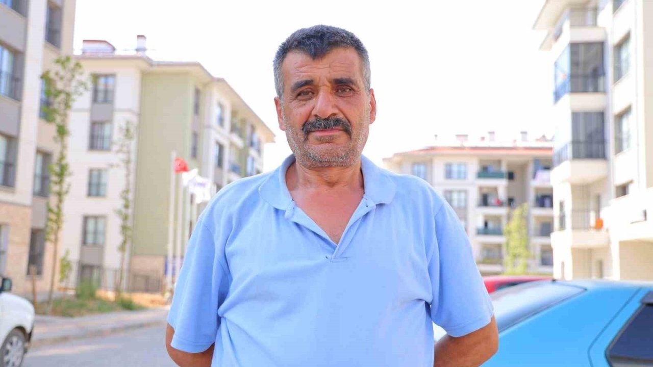 İki oğlunu kaybeden depremzede baba: "Devletimiz evlerimizi yaptı"
