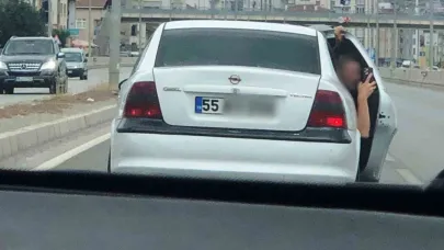 Samsun’da trafikte tehlikeli yarış: Kapıyı açıp video çektiler
