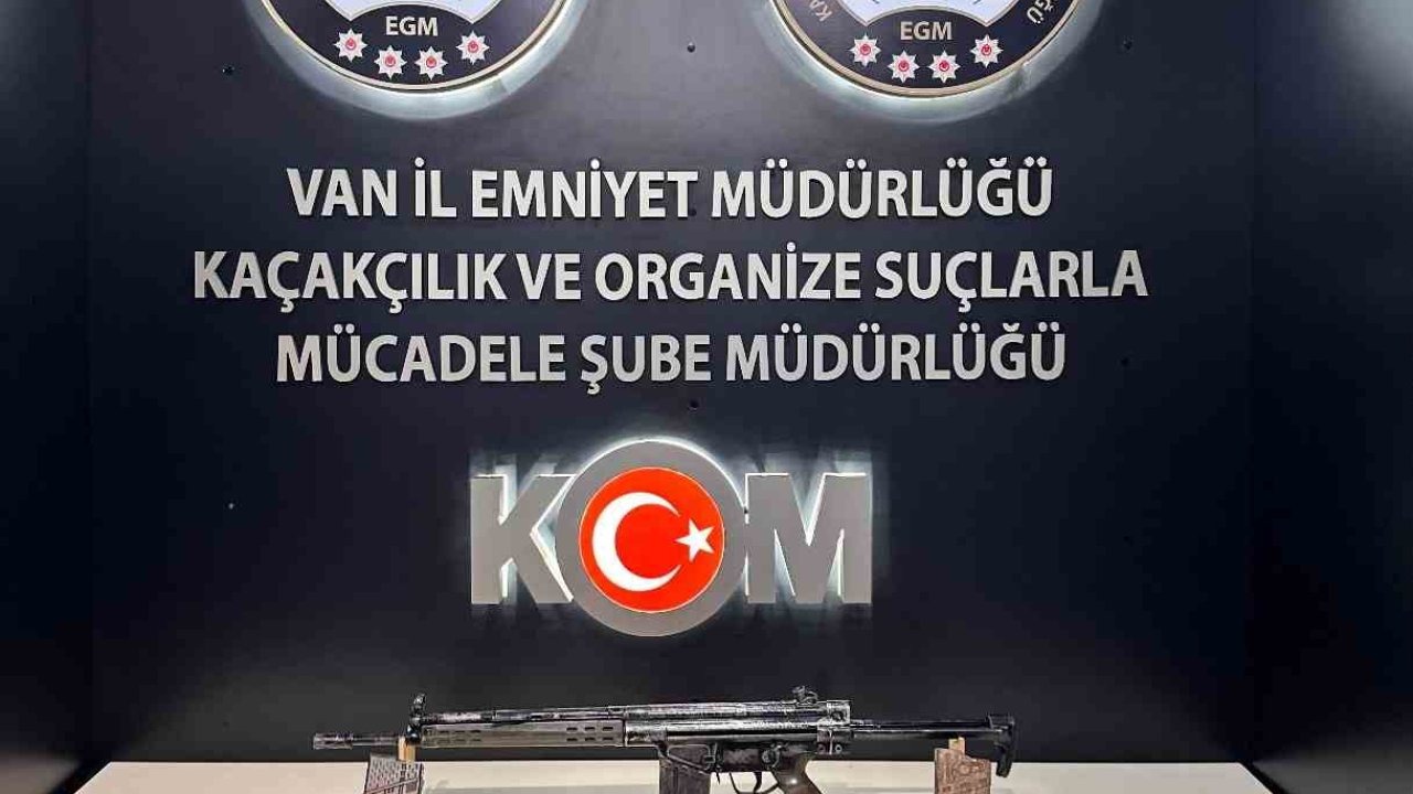 Van’da bir evde 5 el bombası ile 2 tüfek ele geçirildi