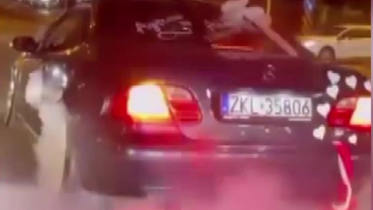 Gelin arabasıyla yolu kapatıp lastik yaktılar: Araç trafikten men edildi