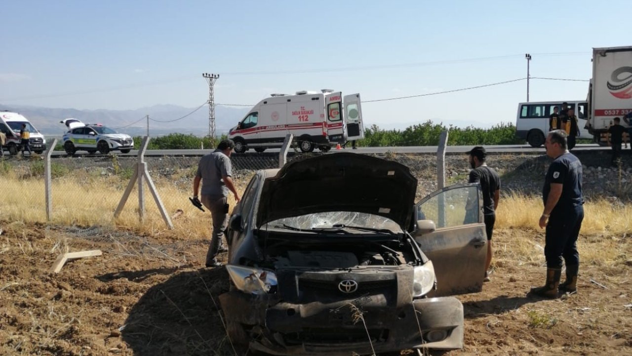 Malatya’da kontrolden çıkan otomobil bahçeye uçtu: 3 yaralı