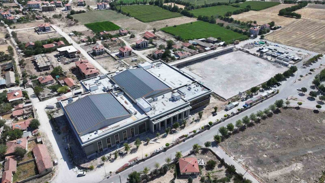 Yarı olimpik havuzlu ve FIFA standartına uygun sahalarıyla, Karatay’a dev spor kompleksi