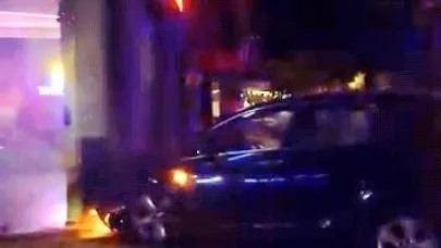 Bursa’da kontrolden çıkan otomobil önce elektrik panosuna ardından motosiklete çarptı
