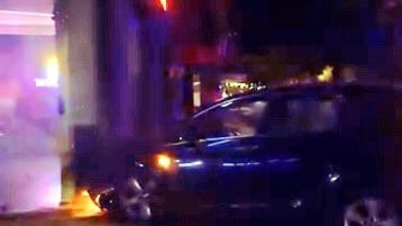 Bursa’da kontrolden çıkan otomobil önce elektrik panosuna ardından motosiklete çarptı