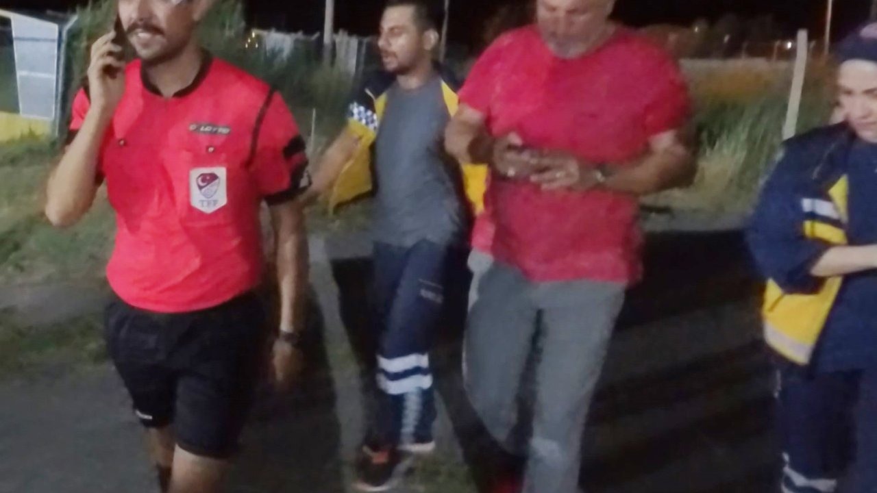 Hakem kırmızı kart gösterdi, futbolcu yumrukladı