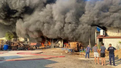 Antalya’da 2 depo yangında küle döndü