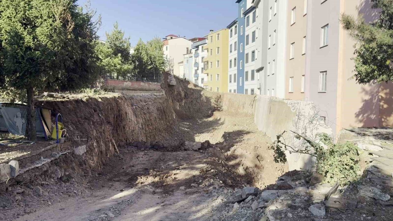 Heyelan nedeniyle evleri boşaltılan mağdurların endişeli bekleyişi sürüyor