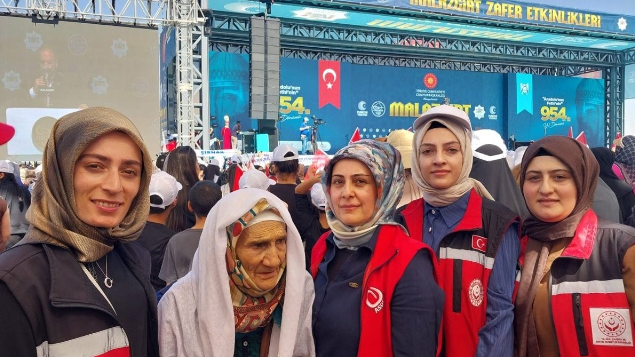 Malazgirt Zaferi’nin 954. yılında Erzurumlu Hüsna teyze dualarıyla tarihe tanıklık etti