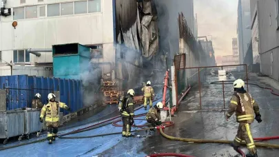 Arnavutköy’de 3 katlı fabrikada yangın