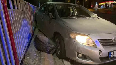 Bariyerlere çarpan otomobilin tekerleği fırladı: 2 yaralı