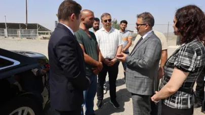 Vali Turan Hayvan Barınağında Yavru Köpeği Sevdi