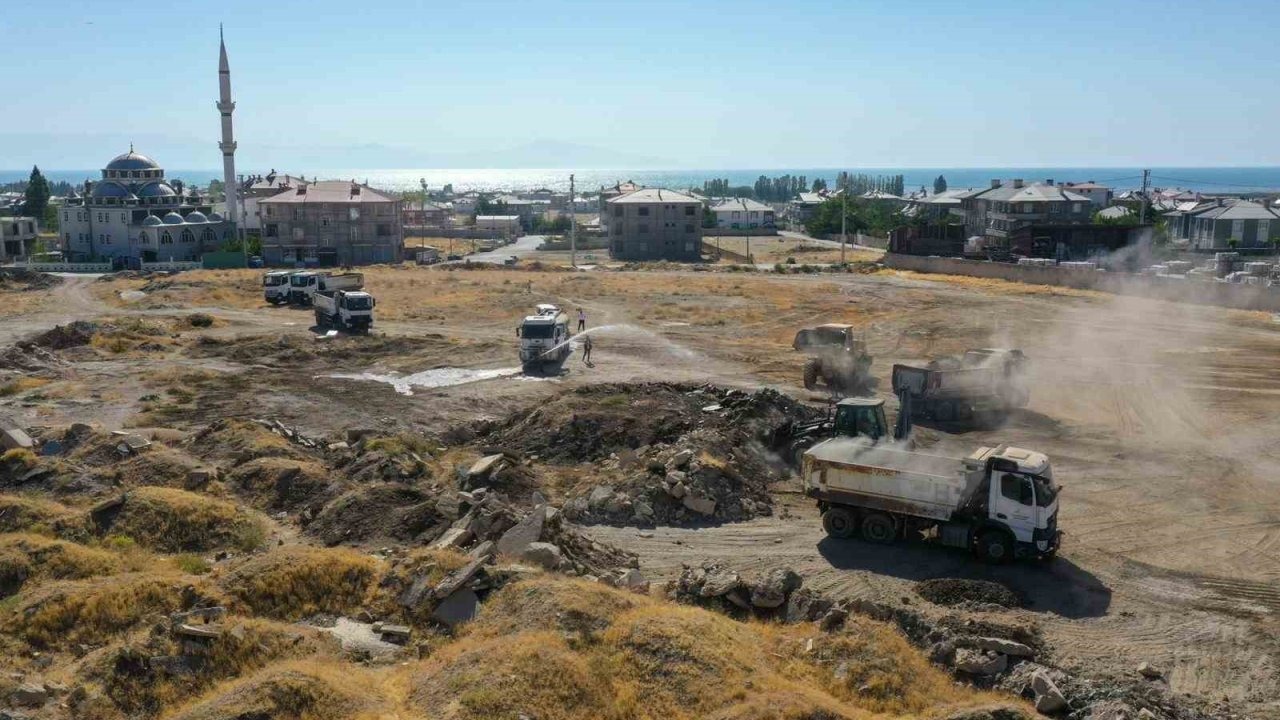 Van’ Büyükşehir Belediyesi bir ay içinde 35 noktada 9 bin 31 metreküp hafriyat temizlendi