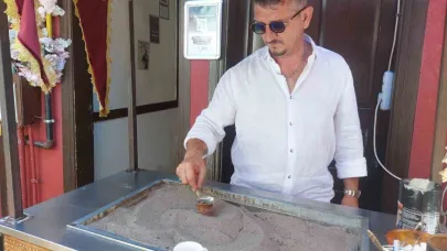 Kızgın kumda kahveyi faklı aromalarla sunuyor