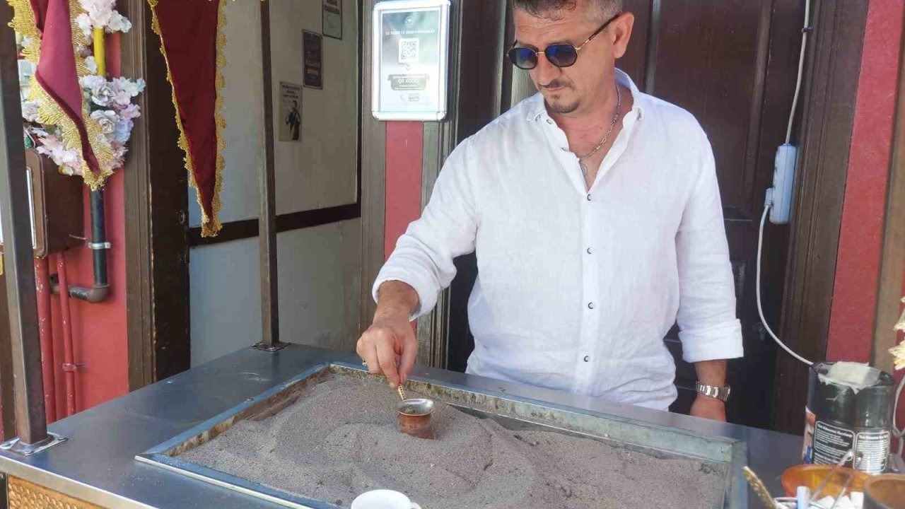 Kızgın kumda kahveyi faklı aromalarla sunuyor