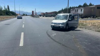 Hafif ticari araçların çarpıştığı kazada iki kişi yaralandı
