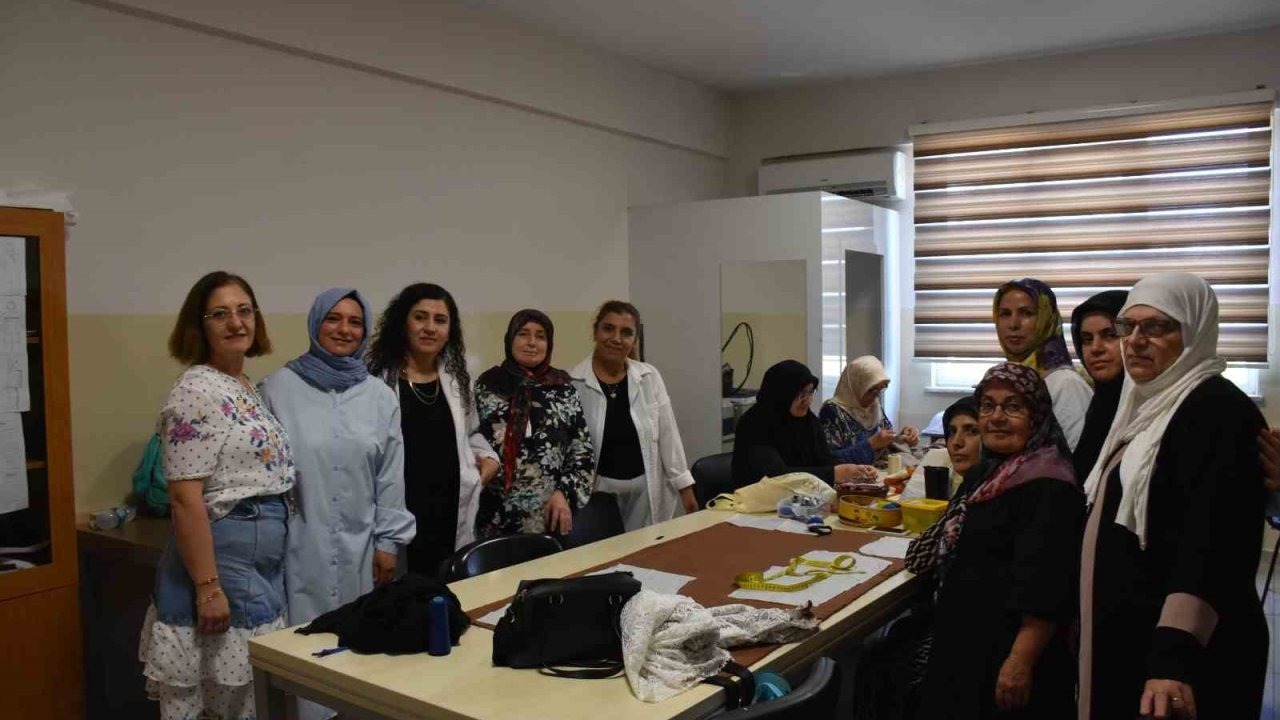 Gaziantep’te kadınlar kendi diktikleri kıyafetleri giyiyor