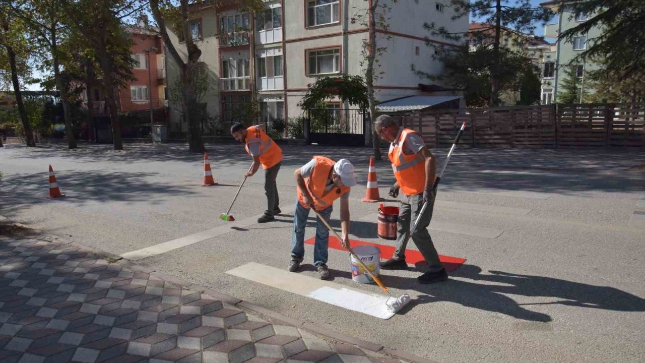 Okul önlerindeki çizgi ve yaya geçişleri boyandı