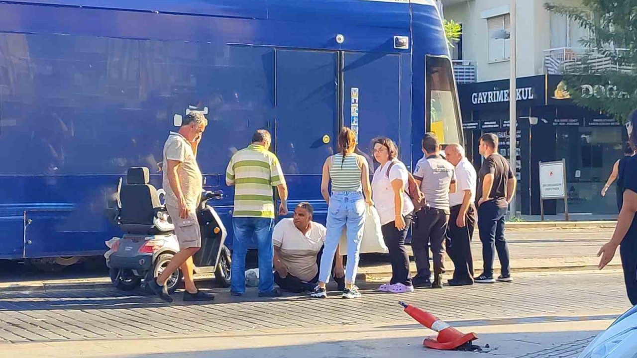 Engelli vatandaş akülü aracıyla tramvaya çarptı