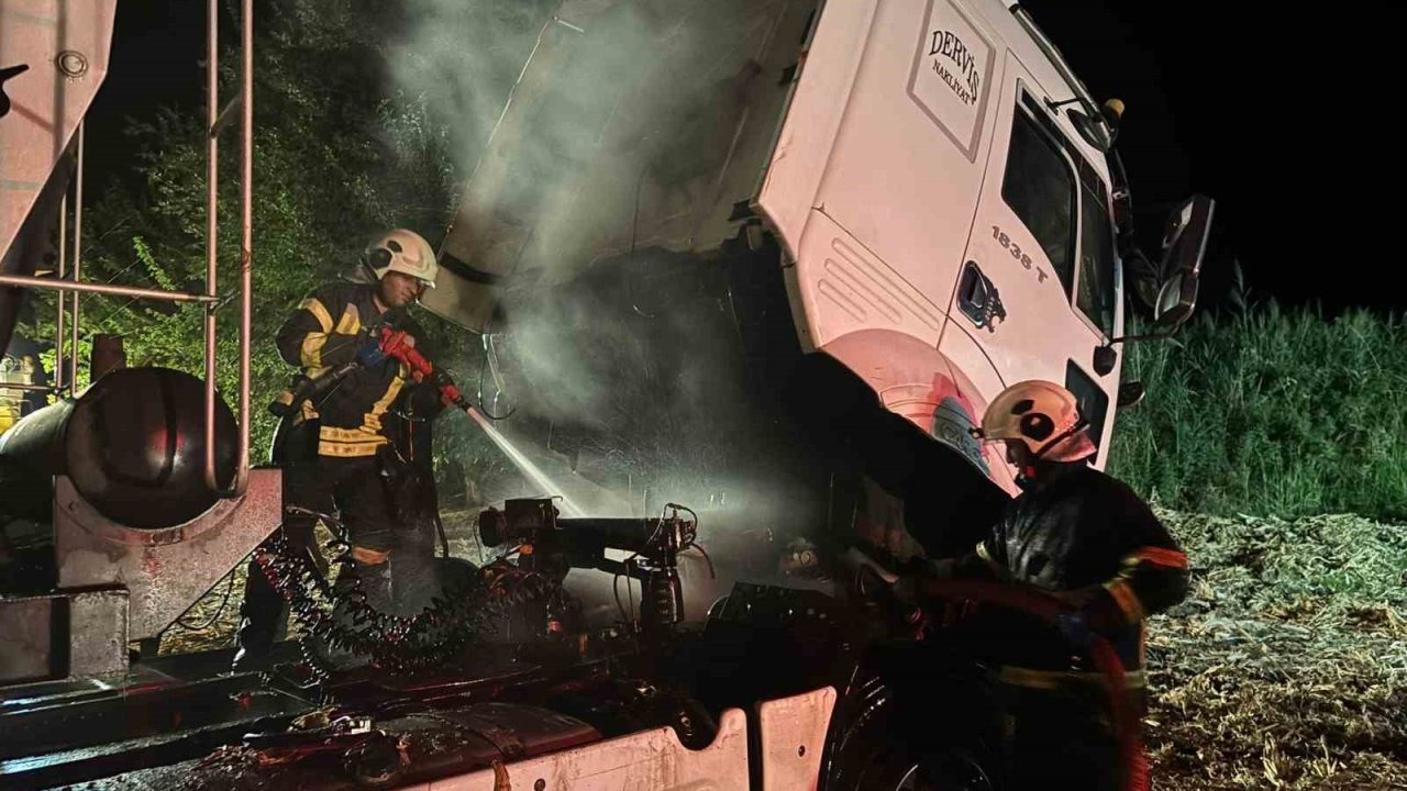 Batman’da park halindeki tır yandı