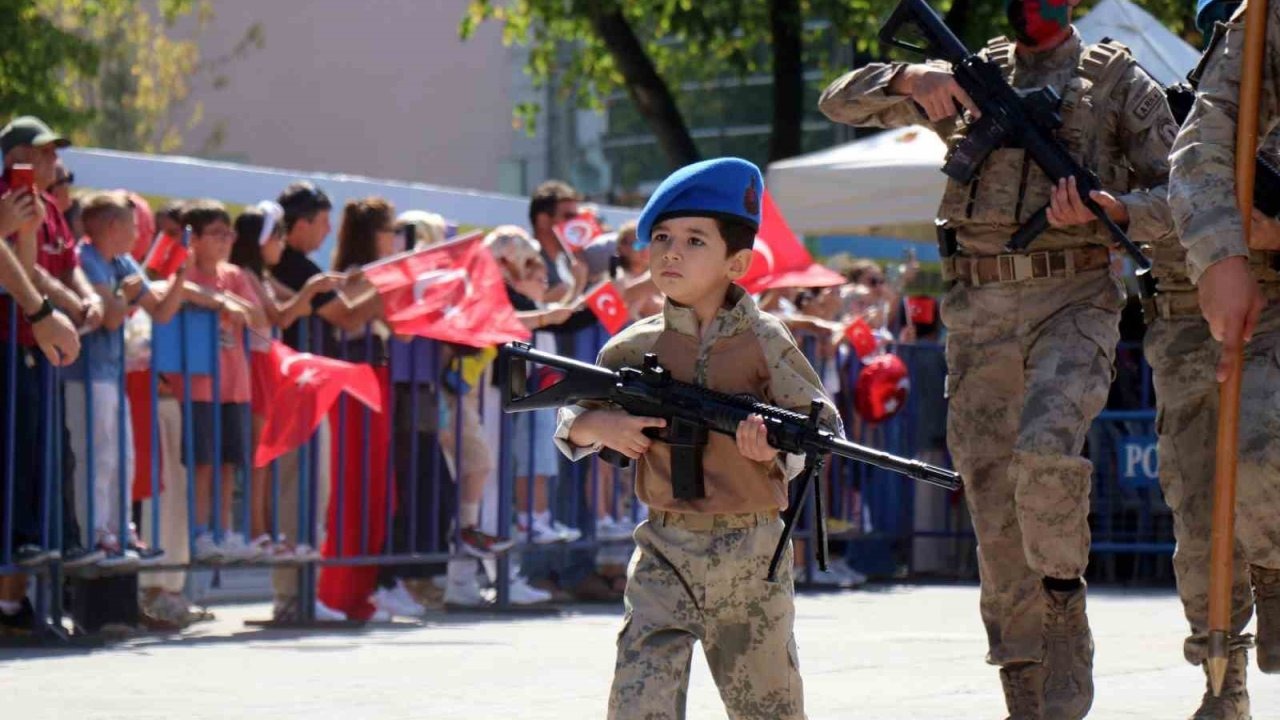 30 Ağustos kutlamalarına minik komando damga vurdu