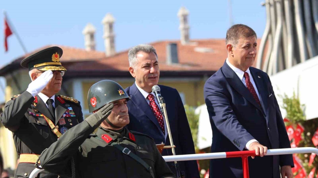 İzmir’de 30 Ağustos Zafer Bayramı coşkuyla kutlandı
