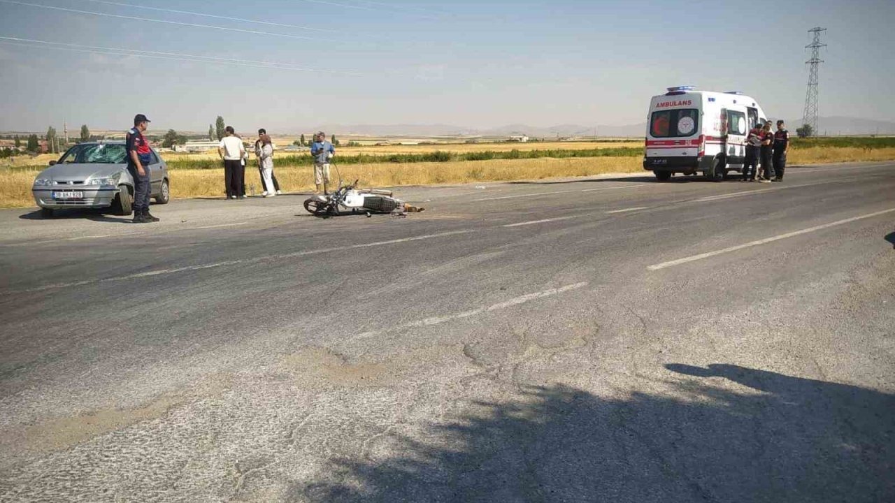 Motosiklet ile otomobil çarpıştı: 1 yaralı