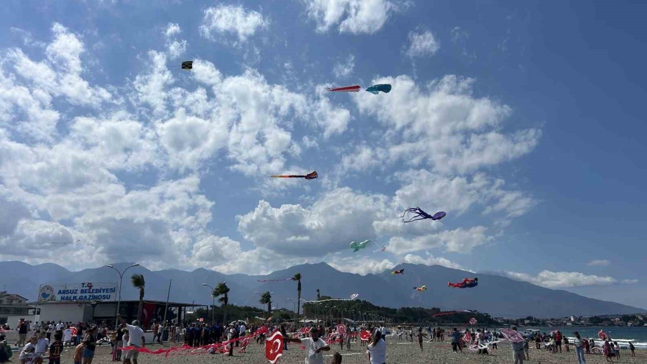 Hatay’da gökyüzü rengarenk uçurtmalarla renklendi