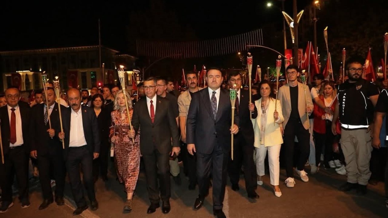 Büyük Zafer’in 103. yılı bayrak yürüyüşü ve fener alayı ile taçlandı