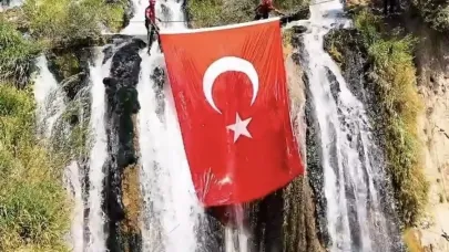 Muradiye Şelalesinde dev Türk bayrağı açıldı