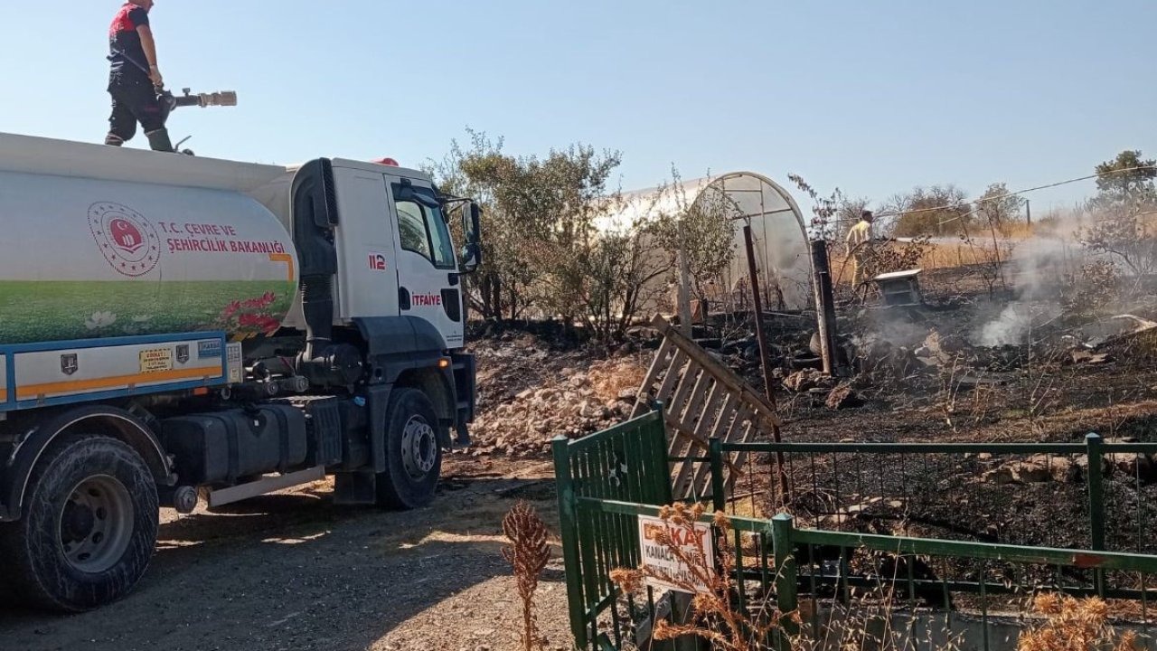 Tarlada başlayan yangın rüzgarın etkisiyle seraya sıçradı