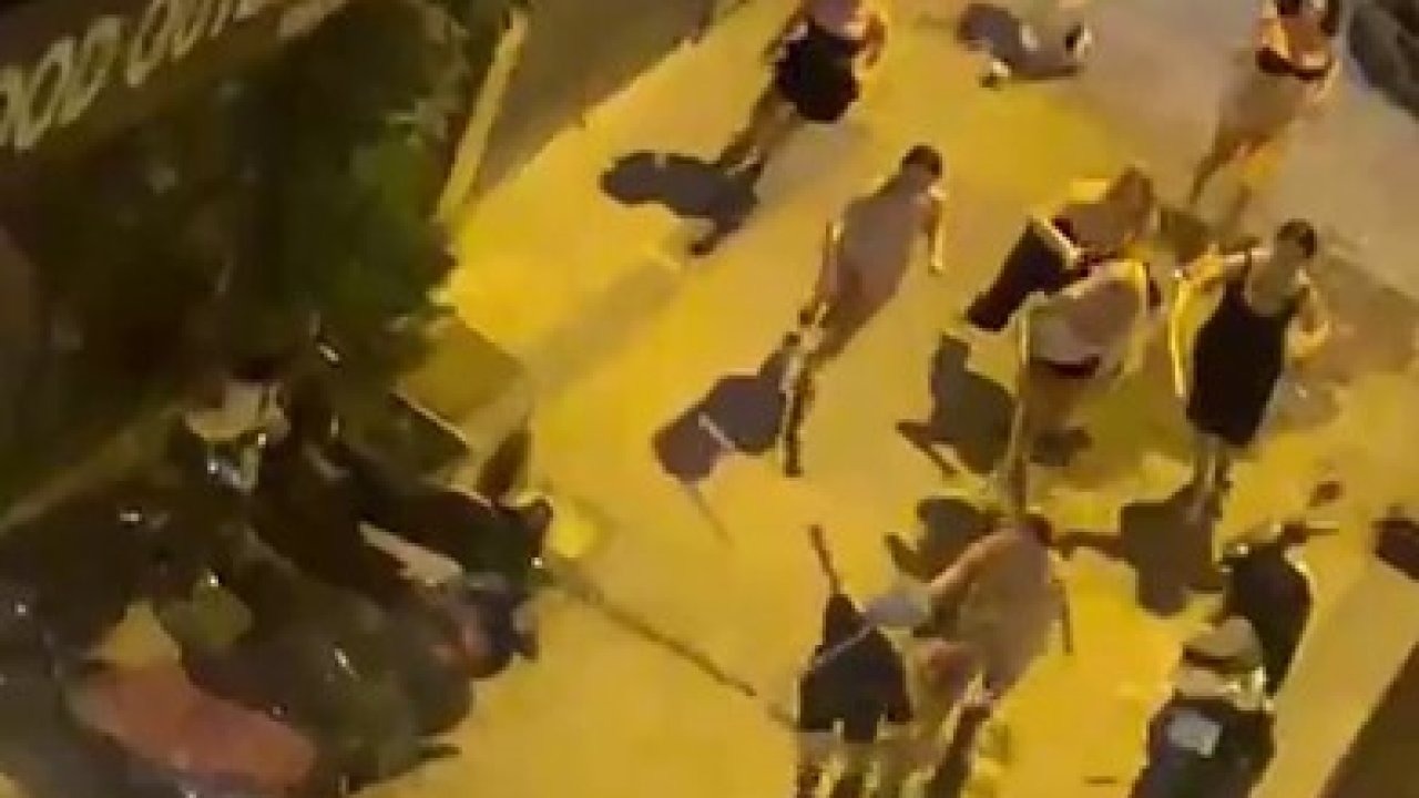 Taksim’de bir kişi 8 transın saldırısına uğradı: O anlar kamerada