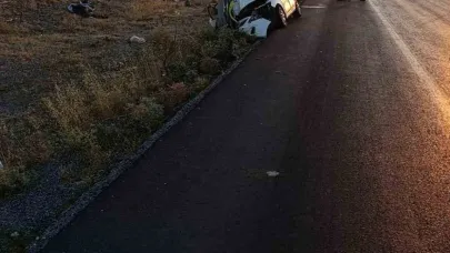 Direğe çarpan otomobilde 3 kişi yaralandı