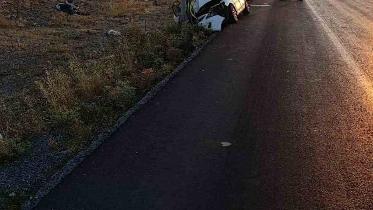 Direğe çarpan otomobilde 3 kişi yaralandı