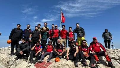 Zaferi zirvede kutladılar