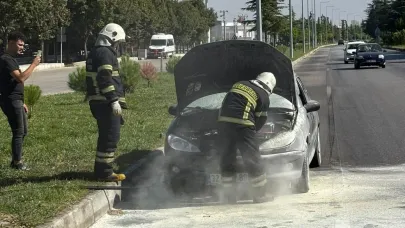 Isparta’da seyir halindeki otomobil alev aldı