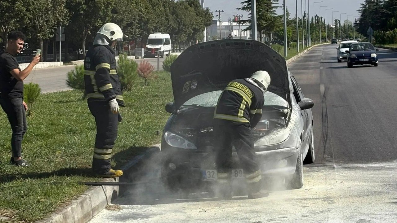 Isparta’da seyir halindeki otomobil alev aldı